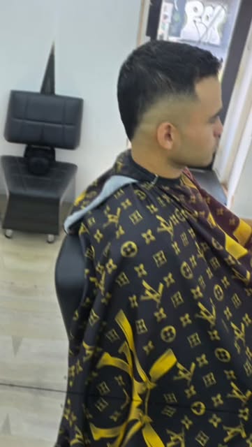 Skin fade met kort bovenhaar, zijaanzicht